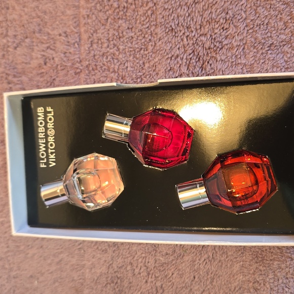 🆕️ VIKTOR & ROLF FLOWERBOMB TRIO COLLECTION - Picture 5 of 5